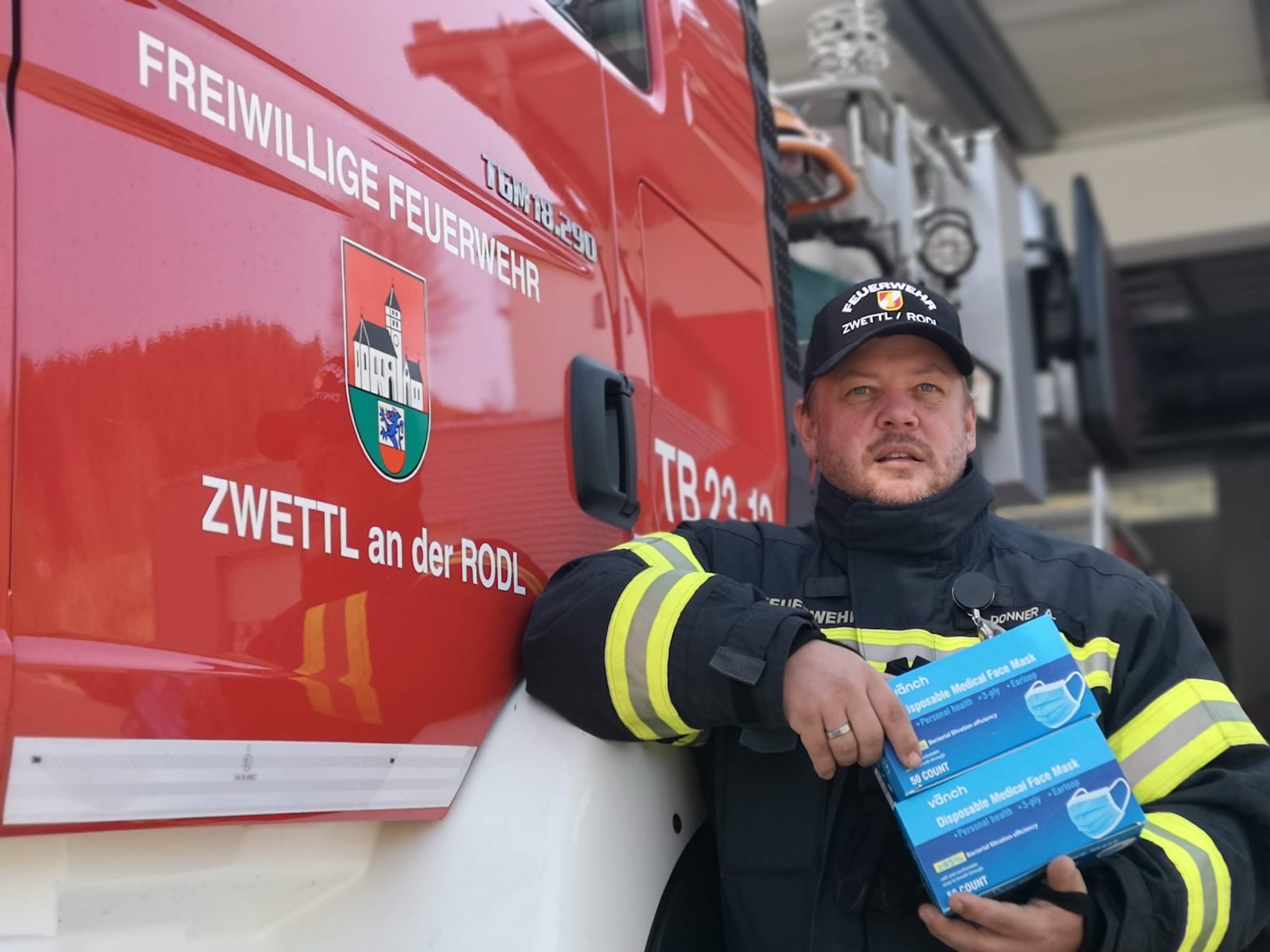 Volksschule und Feuerwehr mit ZAK-Masken unterstützt
